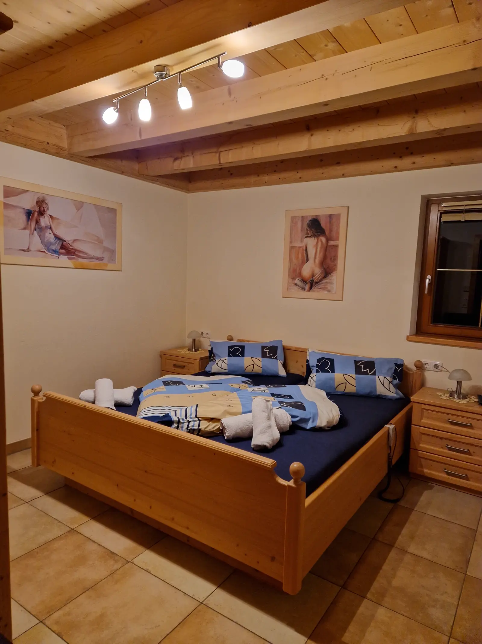 Almhaus Louise – Schlafzimmer mit Doppelbett im Erdgeschoss
