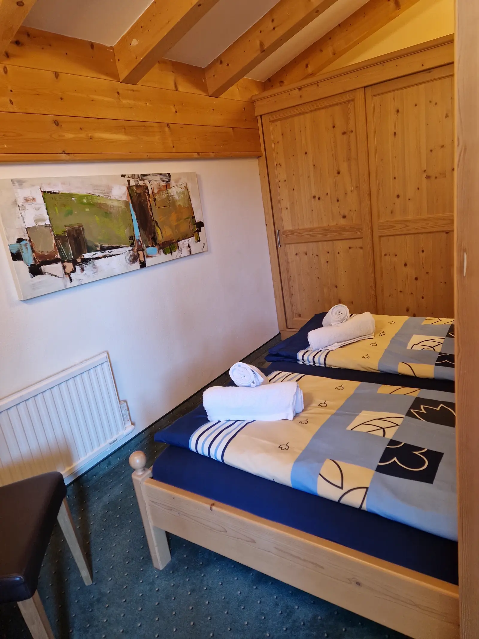 Almhaus Louise – Dreibettzimmer mit Zugang zum Balkon