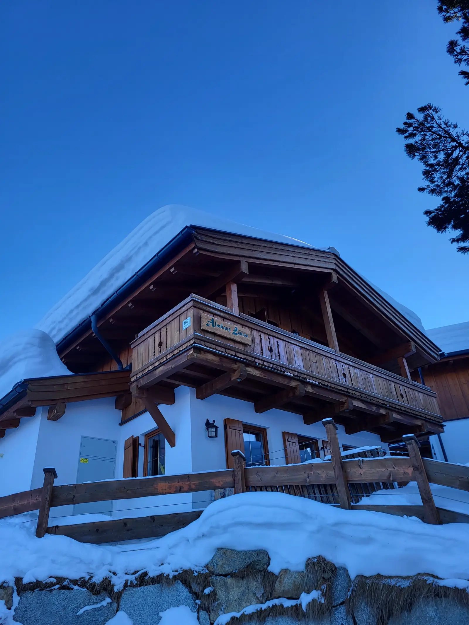 Almhaus Louise – Blick vom Parkplatz auf das Haus