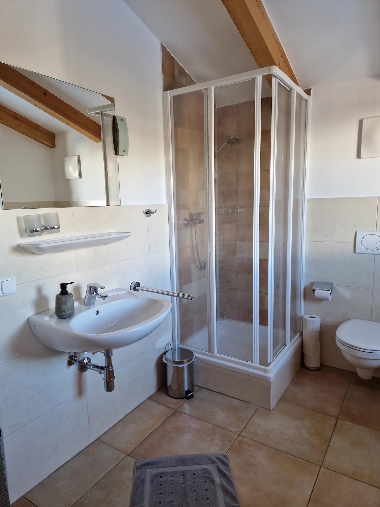 Almhaus Oscar – Badezimmer im Obergeschoss mit Badewanne
