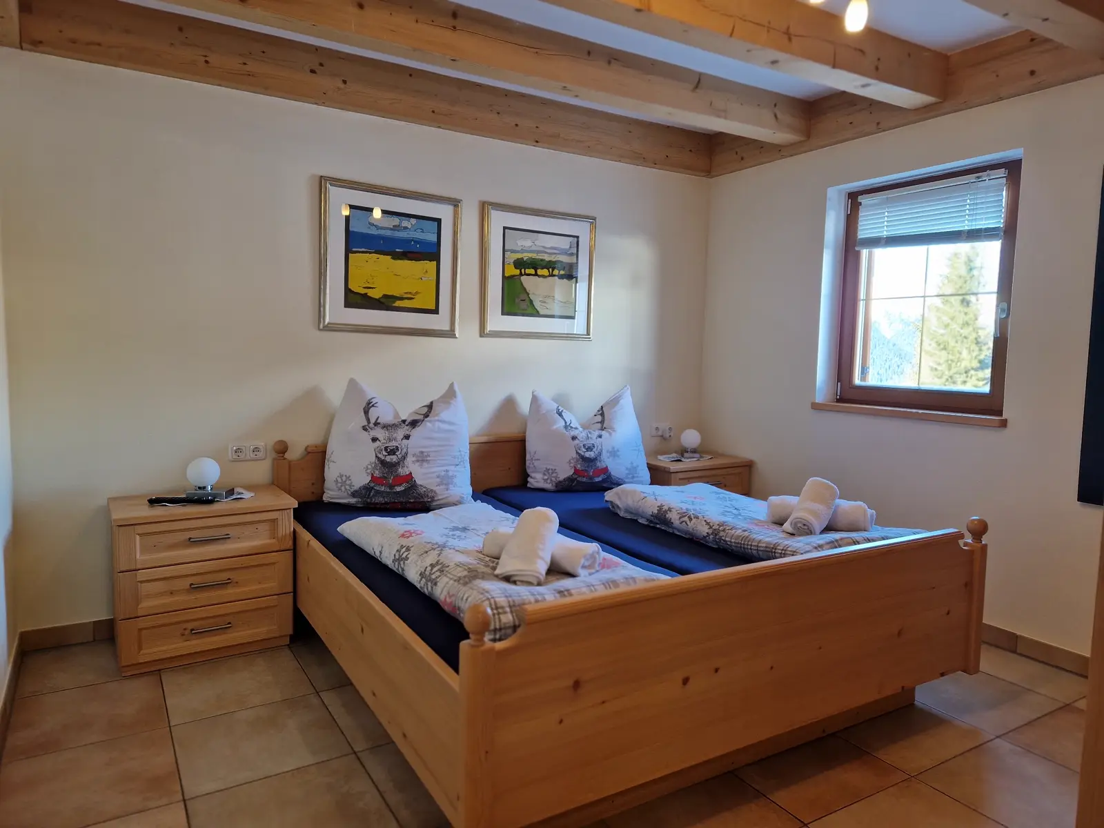 Almhaus Oscar – Schlafzimmer mit Doppelbett im Erdgeschoss