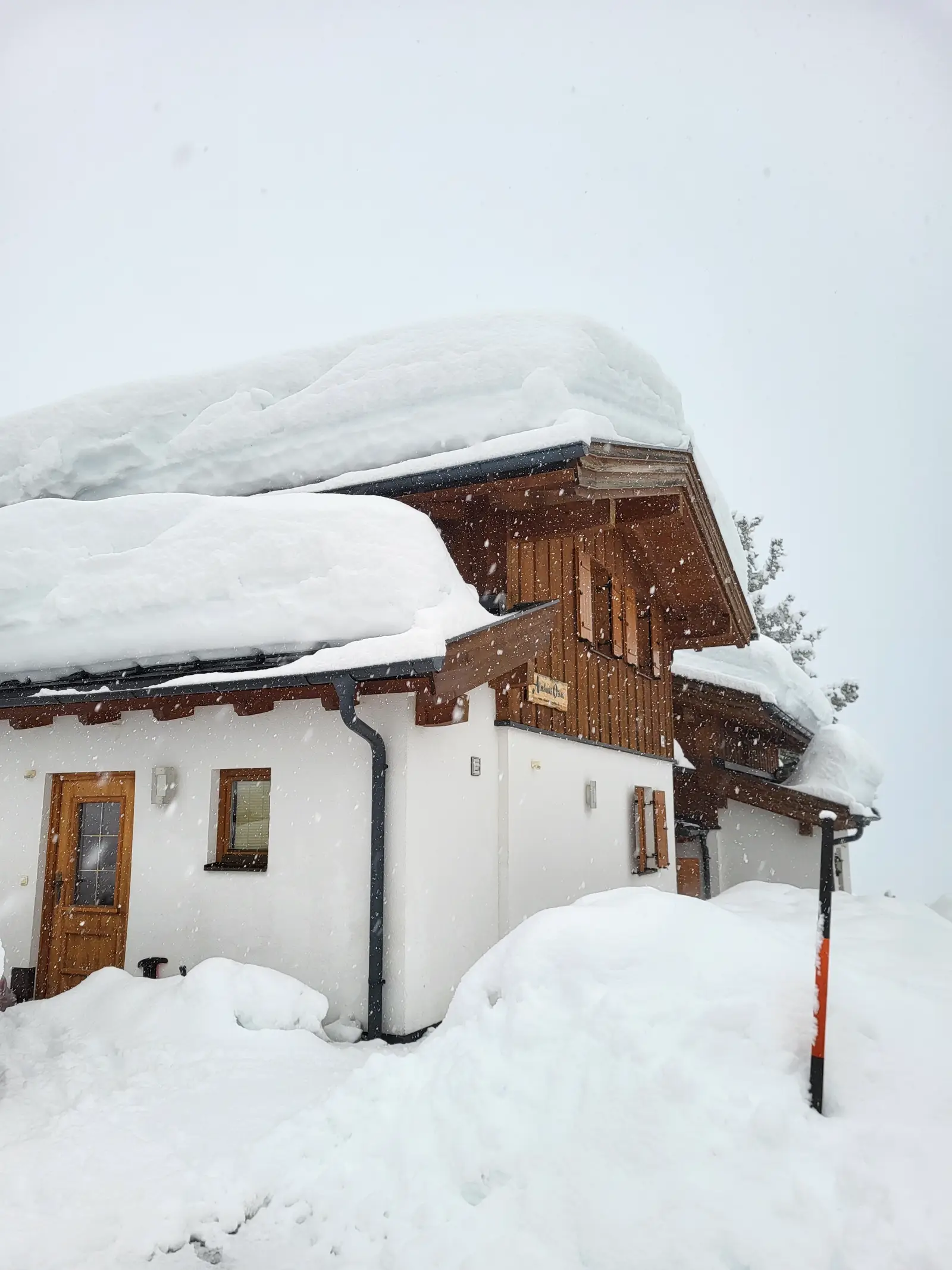 Almhaus Oscar – Haustür und Weg zum Skiraum